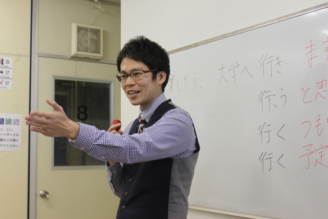 日本語教師が学習者に問いかける様子